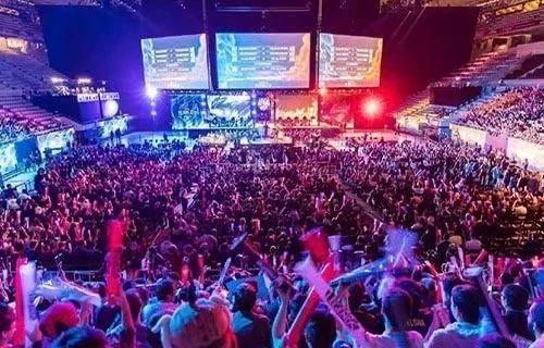 背后都有其 背后都有其